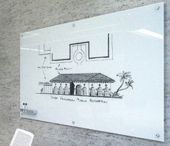 papan tulis kaca