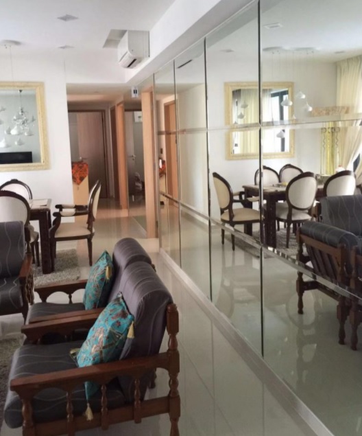 kaca dinding ruang tamu