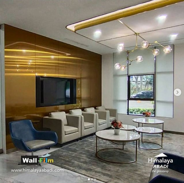 lemari kaca tv aluminium