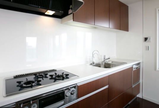 backsplash kaca untuk dapur