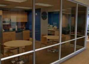 kaca jendela warna coklat