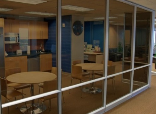 kaca jendela warna coklat