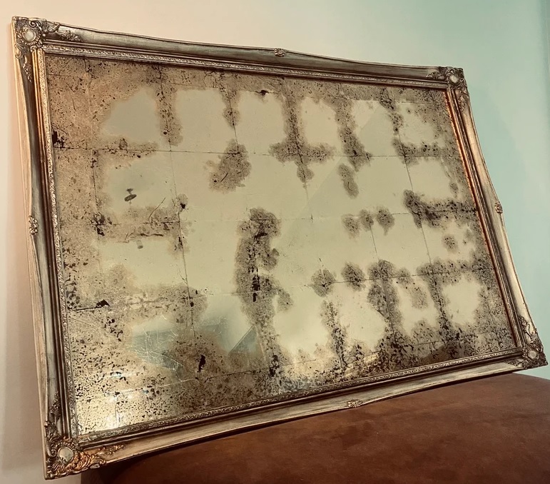 kaca cermin bintik hitam