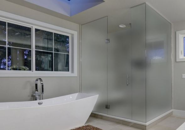 kaca pembatas bathtub