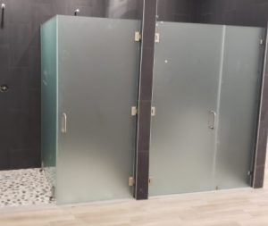 kaca pembatas kamar mandi