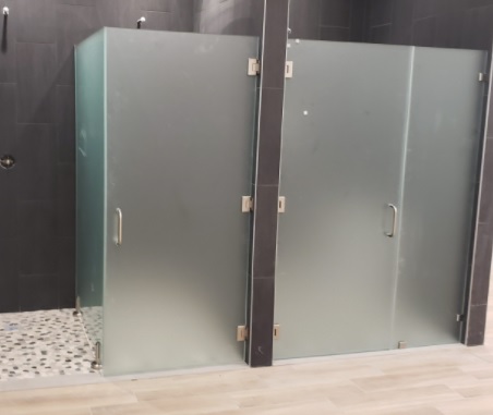 kaca pembatas kamar mandi