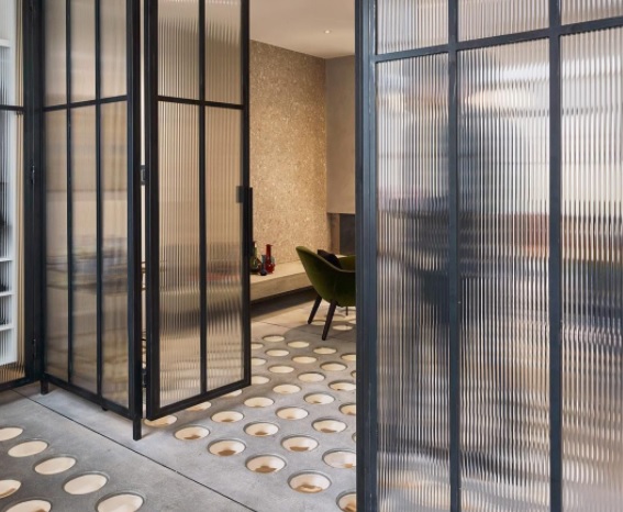 kaca pembatas ruangan