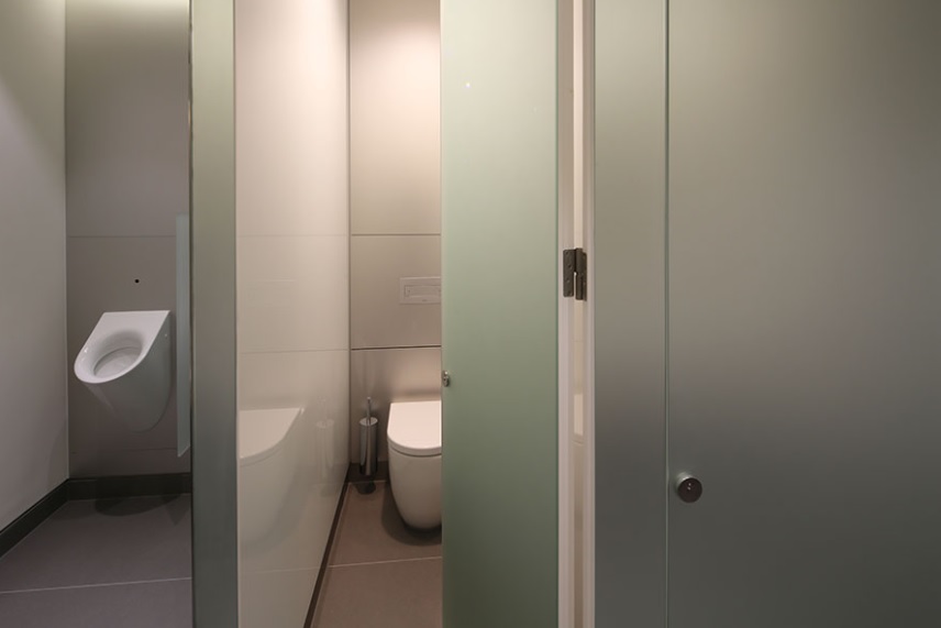 kaca pembatas toilet