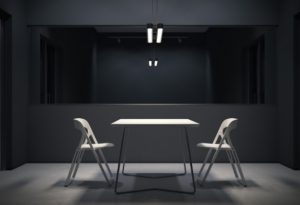 kaca ruang interogasi