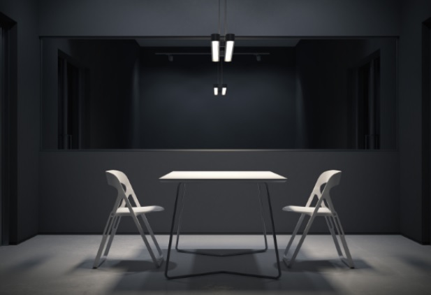 kaca ruang interogasi