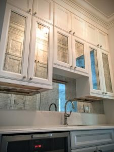 lemari kaca dekoratif