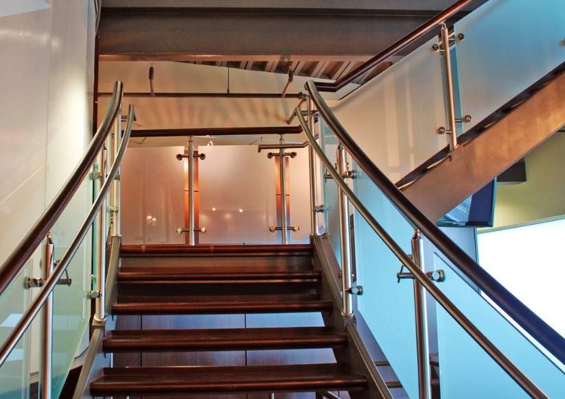tangga kaca mewah