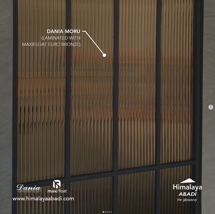 kaca jendela motif garis