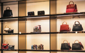 Lemari Kaca buat Tas