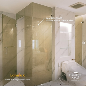 kamar mandi kaca dalam kamar