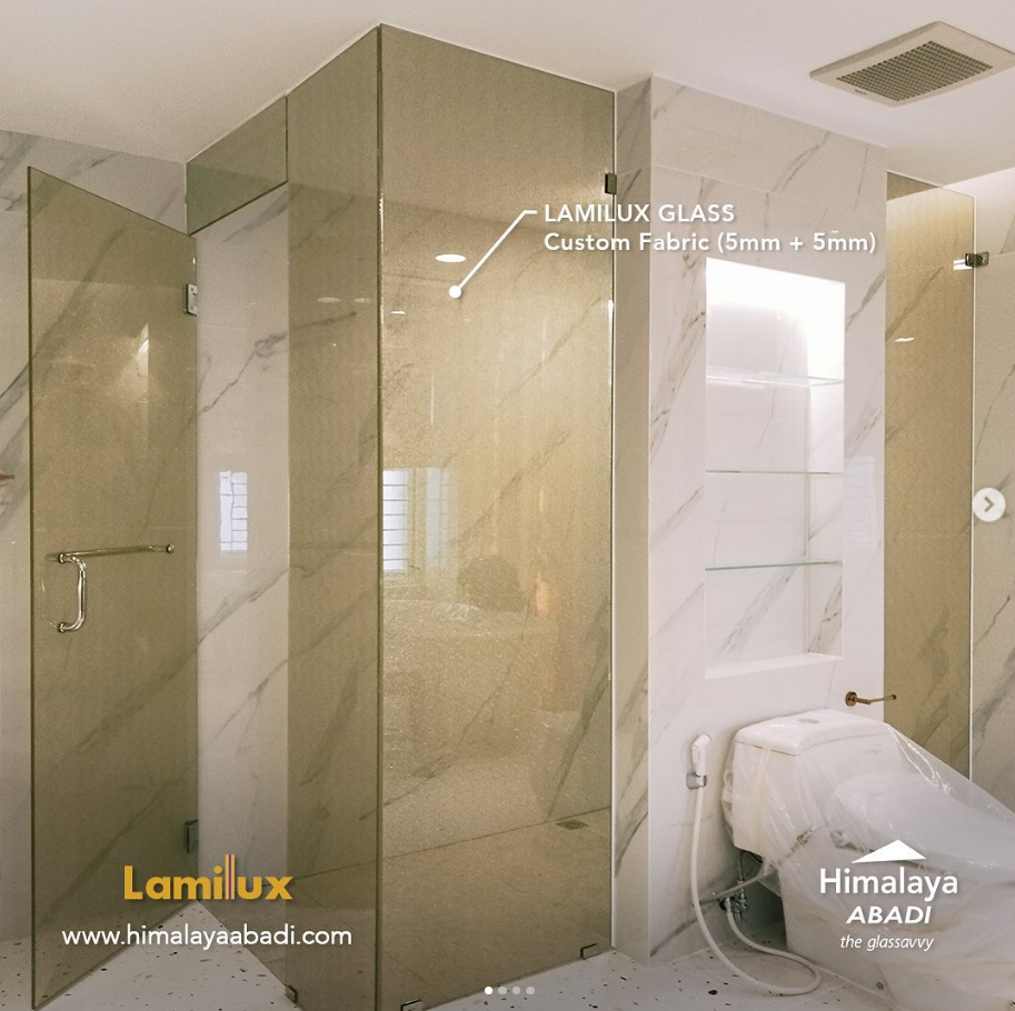 kamar mandi kaca dalam kamar