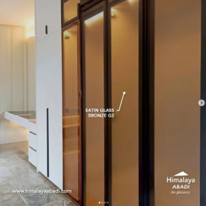 Lemari Kaca Warna Coklat Muda